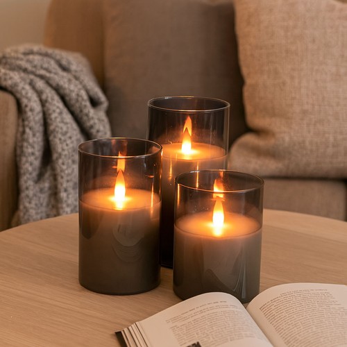 Set de 3 bougies LED sous verre fumé Ø7,5cm, effet flamme - Avec télécommande et minuterie, 10/12,5/15cm de haut, véritable cire