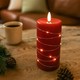 Bougie LED avec guirlande lumineuse, 15cm de haut, effet flamme - Ø7,5cm, fonctionne avec télécommande, véritable cire, rouge