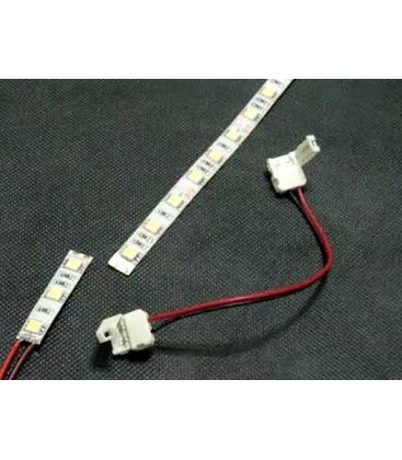 Détail de l'installation d'un connecteur flexible pour ruban LED 5050.