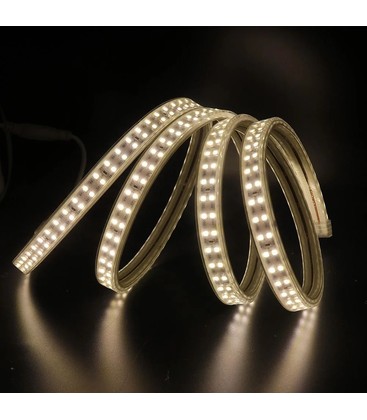Détail d'un ruban LED 4000K blanc neutre idéal pour la visibilité dans un atelier ou abri de jardin.