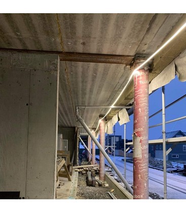 Ruban LED étanche IP65 installé en extérieur pour un éclairage puissant et résistant aux intempéries.