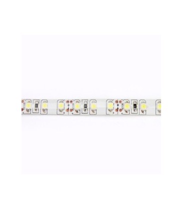 Détail de la surface d'un ruban LED IP65 montrant les circuits et les points de coupe.