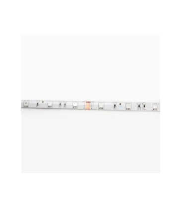 Gros plan sur les composants d'un ruban LED montrant les puces et la protection silicone.