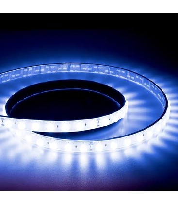 Mise en situation d'un ruban LED flexible installé pour un éclairage décoratif.