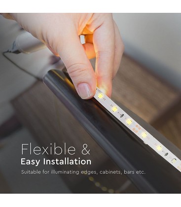 Démonstration de la pose d'un ruban LED flexible sur son support.