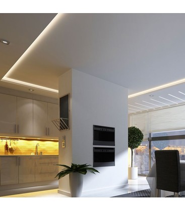 Ambiance lumineuse chaleureuse créée par un ruban LED dans un salon.